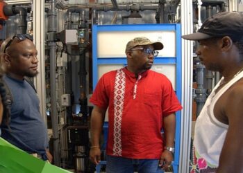 Minister Abiamofo en zijn delegatie tijdens de ingebruikname van een drinkwaterinstallatie. Foto: ministerie NH