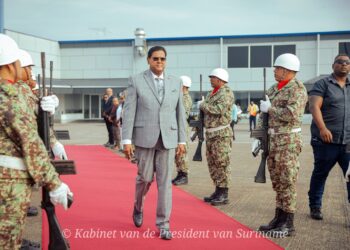 vertrek19feb 1 1536x1025 1 President Chan Santokhi is afgereisd naar Bridgetown, Barbados, voor de 48ste Caricom Staatshoofdenvergadering. Tijdens deze top zal hij samen met andere Caribische leiders diverse regionale uitdagingen en beleidskwesties bespreken. Dit zou mogelijk zijn laatste buitenlandse reis kunnen zijn in zijn huidige regeertermijn...