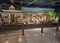 Het plantageleven door de ogen van Rita Maasdamme in diorama te Frederiksdorp