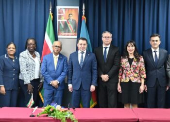 2025.03.04 BIBIS 03 Azerbeidzjan Politieke Consultaties groep2 1536x553 1 Suriname en Azerbeidzjan hebben op dinsdag 4 maart 2025 de eerste politieke consultatie tussen beide landen gehouden op het ministerie van Buitenlandse Zaken, International Business en Internationale Samenwerking (BIBIS).