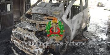 Auto vliegt in brand en beschadigt woning aan de Fredericiweg in Nickerie