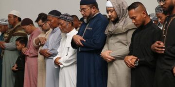 9b97b3e9 5128 4d99 84bb 399134773273 De eerste editie van de Nationale Iftar, georganiseerd door Bronto Somohardjo, heeft donderdagavond duizenden mensen samengebracht op het beursterrein van de Kamer van Koophandel en Fabrieken (KKF)...