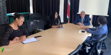 AWJ AZT Het Amazon Conservation Team Suriname (ACT) wil samen met het ministerie van Arbeid, Werkgelegenheid en Jeugdzaken (AWJ) trainingen opzetten voor inheemse en tribale gemeenschappen in het binnenland. Minister Steven Mac Andrew sprak hierover met ACT-directeur Minu Parahoe.