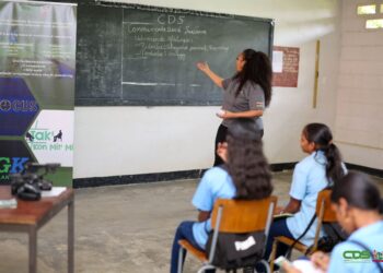 Beroependag 04 De Communicatie Dienst Suriname (CDS) heeft tijdens de Beroependag op de Sarasvatischool (MULO/LBGO) op 28 februari 2025 uitleg gegeven over haar rol binnen de samenleving. Leerlingen kregen inzicht in de manier waarop CDS als brug fungeert tussen de overheid en de bevolking.