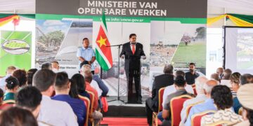 Chan Santokhi “De minister heeft gevraagd waar we het geld vandaan zullen halen”, zei president Chandrikapersad Santokhi woensdag tijdens de gedeeltelijke opening van de brug over het Saramacca Kanaal over de aangekondigde verhogingen voor de 60-plussers, mensen met een beperking, de SRD 800 toelage voor de studenten vanaf 18 jaar en salarisverhoging voor de werkende klassen in april...