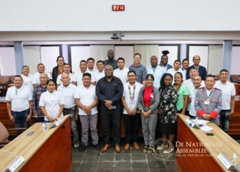 Coeroenie in DNA Een delegatie van het traditionele gezag en bewoners van het Coeroeni Ressort heeft op vrijdag 7 maart 2025 een bezoek gebracht aan De Nationale Assemblée (DNA). Dit bezoek markeerde de afronding van een capaciteitstraining, waarbij de groep in dialoog ging met parlementariërs en een boek presenteerde met de uitdagingen en oplossingen voor hun gebied. Het document werd overhandigd aan parlementsvoorzitter Marinus Bee...