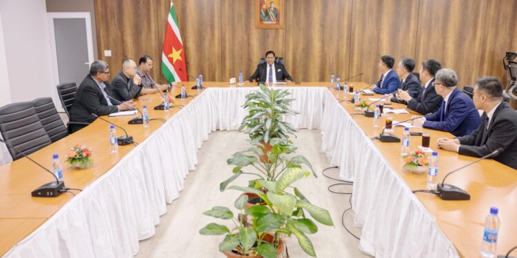 Chinese delegaties bespreken infrastructuurprojecten met president Santokhi