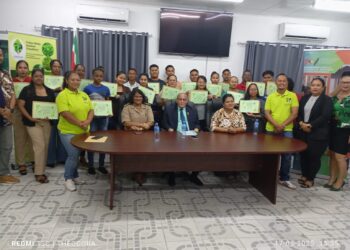 Groepsfoto Nickerie Hovenierstraining 1536x1156 1 Het ministerie van Arbeid, Werkgelegenheid & Jeugdzaken (AWJ) heeft op maandag 17 maart 2025 in Coronie en Nickerie 47 jongeren afgeleverd die met succes een hovenierstraining hebben afgerond.