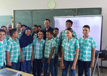 IMG 20250304 103532 scaled In het onderwijs moet er een balans zijn tussen het gebruik van ICT en het traditionele. Dit vertelde directeur van e-gov, Previen Ramadhin woensdag na een voorleesdag op de OS Bolletrie hé school te Kwatta.