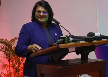 Mathoera “De claim van Venezuela is niet alleen Guyana, maar ook een deel van het maritiem gebied van Suriname. Het gebied van blok 58, waar al de investeringen zullen komen”, zegt minister Krishnakoemarie Mathoera van Defensie in Tak Kon Mit Mi.