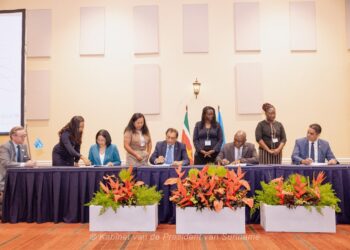 Nationaal Early Childhood Development 004 1536x1024 1 De Surinaamse regering heeft het Nationaal Multisectoraal Early Childhood Development (ECD) beleid 2025-2035 ondertekend. Dit beleidsdocument vormt een belangrijke stap in het waarborgen van de rechten en ontwikkeling van kinderen vanaf de zwangerschap tot de leeftijd van acht jaar.