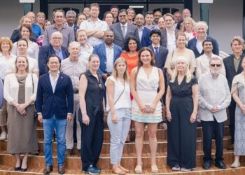 Nederlandse juristen en studenten 01 1536x1024 1 Een groep Nederlandse juristen en studenten is momenteel in Suriname voor een jaarlijkse studiereis, georganiseerd door advocatencollectief Soedamah Advocaten. Deze reis dient als platform voor kennisuitwisseling tussen Nederland en Suriname, waarbij niet alleen studenten, maar ook rechters, docenten en leden van het Hof van Justitie betrokken zijn.