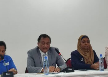 Ori en directeuren RRV De verkiezingscampagnes dreigen het onderwijs in de komende maanden onder druk te zetten. Minister Henry Ori van Onderwijs, Wetenschap en Cultuur luidt de noodklok over de grote uitstroom van leerkrachten die politiek actief zijn...