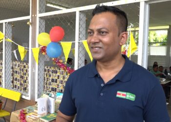 Ramadhin 1 Ramadhin geeft mee dat gemikt wordt eind maart om het e-paspoortensysteem ready te hebben als alles goed verloopt. Hij benadrukt dat de boekjes al in Suriname zijn. De functionaris stelt dat er ook wordt gewerkt aan een database voor kentekenplaten, omdat er nu heel wat administratieve handelingen gepleegd moeten worden voor een afhandeling bij autoverkoop. Op zo een database zullen alle voertuigen die een persoon op naam heeft makkelijk te zien zijn. De overdracht bij verkoop zal ook sneller kunnen en afgewerkt kunnen worden om alles te vereenvoudigen.