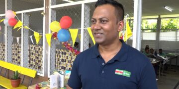 Ramadhin 1 Ramadhin geeft mee dat gemikt wordt eind maart om het e-paspoortensysteem ready te hebben als alles goed verloopt. Hij benadrukt dat de boekjes al in Suriname zijn. De functionaris stelt dat er ook wordt gewerkt aan een database voor kentekenplaten, omdat er nu heel wat administratieve handelingen gepleegd moeten worden voor een afhandeling bij autoverkoop. Op zo een database zullen alle voertuigen die een persoon op naam heeft makkelijk te zien zijn. De overdracht bij verkoop zal ook sneller kunnen en afgewerkt kunnen worden om alles te vereenvoudigen.