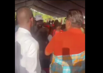 Screenshot 2025 03 07 225442 Wat begon als een warm welkom, eindigde in ontevredenheid tijdens het bezoek van president Chandrikapersad Santokhi, tevens VHP-voorzitter, aan Moengo voor een "meet the people" evenement van zijn partij.
