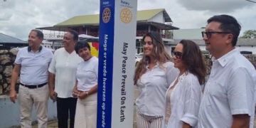 Suriname onthult eerste Peace Pole: Symbool van vrede en eenheid