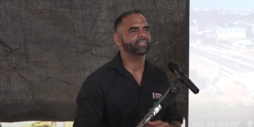 Screenshot 2025 04 01 201019 “Alle bruggen van Meerzorg tot Albina, in totaal 13 bruggen, zijn voorzien van hetzelfde concept, als dat van de brug over het Saramacca Kanaal”, zegt civieltechnisch-ingenieur Guido Koorndijk van Firm Engineering...