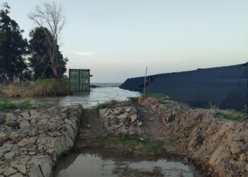 WhatsApp Image 2025 03 01 at 11.11.07 PM De regering van Suriname heeft met spoed maatregelen getroffen om de ernstige situatie bij de dijk te Weg naar Zee aan te pakken. President Chandrikapersad Santokhi gaf na een urgente brief van minister Riad Nurmohamed van Openbare Werken direct groen licht voor noodmaatregelen om verdere schade te voorkomen en de veiligheid van de gemeenschap te waarborgen...