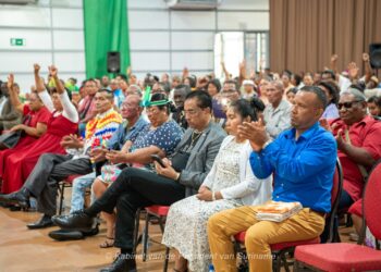 WhatsApp Image 2025 03 09 at 16.25.31 2 President Chandrikapersad Santokhi heeft zijn steun uitgesproken voor de verzoeningsdienst die door het Platform Inheemse Christelijke Leiders in Suriname is georganiseerd. De bijeenkomst vond plaats op zondag 9 maart in de Congreshal en had als doel verzoening en eenheid binnen de inheemse gemeenschap te bevorderen.