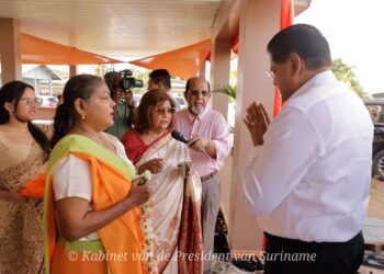 WhatsApp Image 2025 03 16 at 14.33.54 scaled De gerestaureerde mandir van de vereniging Jagrat Arya Mandal aan de Lalla Rookhweg is op zondag 16 maart officieel heropend. President Chandrikapersad Santokhi woonde de feestelijke gelegenheid bij en benadrukte het belang van spiritualiteit, zuiverheid en geloof als leidraad in het leven.