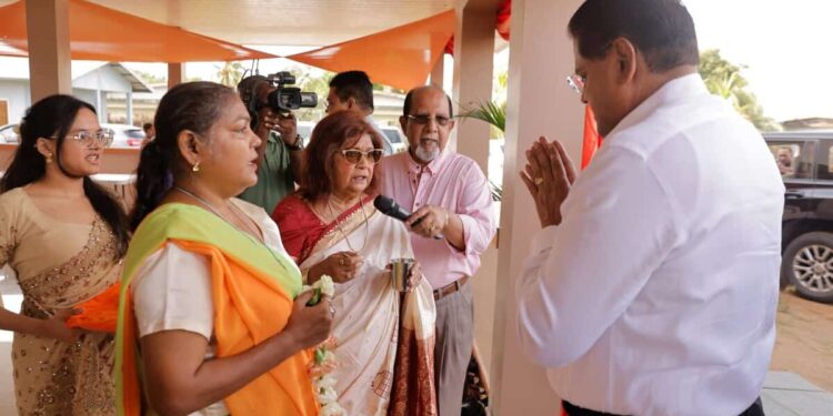 WhatsApp Image 2025 03 16 at 14.33.54 scaled De gerestaureerde mandir van de vereniging Jagrat Arya Mandal aan de Lalla Rookhweg is op zondag 16 maart officieel heropend. President Chandrikapersad Santokhi woonde de feestelijke gelegenheid bij en benadrukte het belang van spiritualiteit, zuiverheid en geloof als leidraad in het leven.