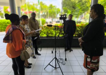 WhatsApp Image 2025 03 20 at 9.56.46 PM De Vereniging van Inheemse Dorpshoofden in Suriname (VIDS), KAMPOS en de Vereniging van Saramakaanse Gezagdragers (VSG) hebben gezamenlijk een petitie ingediend bij het parlement. In het document doen zij een dringend beroep op De Nationale Assemblée om de Grondwet te wijzigen, zodat de collectieve rechten van Inheemse en Tribale Volken worden opgenomen en hun erkenning als oorspronkelijke bewoners van Suriname grondwettelijk wordt vastgelegd.