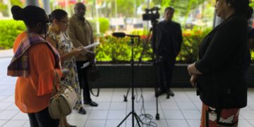 WhatsApp Image 2025 03 20 at 9.56.46 PM De Vereniging van Inheemse Dorpshoofden in Suriname (VIDS), KAMPOS en de Vereniging van Saramakaanse Gezagdragers (VSG) hebben gezamenlijk een petitie ingediend bij het parlement. In het document doen zij een dringend beroep op De Nationale Assemblée om de Grondwet te wijzigen, zodat de collectieve rechten van Inheemse en Tribale Volken worden opgenomen en hun erkenning als oorspronkelijke bewoners van Suriname grondwettelijk wordt vastgelegd.