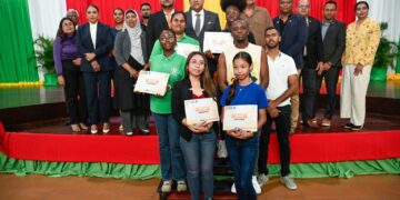 WhatsApp Image 2025 03 28 at 14.20.19 1 1536x1021 1 President Chandrikapersad Santokhi heeft op 28 maart 2025 het officiële startsein gegeven voor de uitbetaling van de nieuwe studietoelage voor studenten van 18 jaar en ouder. De toelage moet financiële verlichting bieden en jongeren beter betrekken bij het formele financiële systeem...