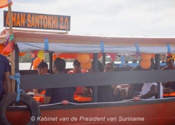 boot 2 President Chandrikapersad Santokhi overhandigde op zondag 9 maart 2025 officieel een boot aan de gemeenschap van plantage Kroonenburg in Commewijne. Hierdoor ontvingen de bewoners een belangrijke transportvoorziening.