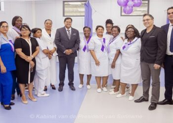 Santokhi woont opening vernieuwde AZP-afdelingen bij