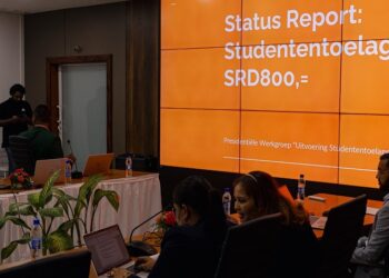 chan student pay De uitbetaling van de maandelijkse studententoelage van SRD 800 is officieel van start gegaan. Studenten ontvangen het bedrag via Uni5Pay of een reguliere bankoverschrijving, zo maakte de regering vandaag bekend.