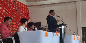 chan vhp congres "Ik wil met een schone lijst de verkiezingen ingaan," zegt VHP-voorzitter en president Chandrikapersad Santokhi in gesprek met journalisten. Dit deed hij kort nadat de partij zondag haar kandidatenlijst voor De Nationale Assemblée (DNA) had gepresenteerd.