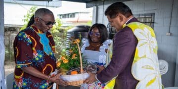 President Santokhi zoekt brug met traditionele leiders