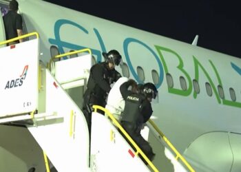 deportatie venezolanen De Amerikaanse regering heeft 238 vermeende leden van de Venezolaanse bende Tren de Aragua en 23 leden van MS-13 naar El Salvador gedeporteerd, ondanks een rechterlijk bevel dat de uitzettingen moest blokkeren.