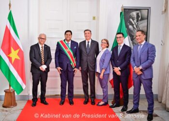 geloofsbieven 1 1536x1015 1 President Chandrikapersad Santokhi heeft op dinsdag 18 maart drie niet-residerende ambassadeurs ontvangen op het presidentieel paleis, waar zij hun geloofsbrieven aanboden...