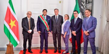geloofsbieven 1 1536x1015 1 President Chandrikapersad Santokhi heeft op dinsdag 18 maart drie niet-residerende ambassadeurs ontvangen op het presidentieel paleis, waar zij hun geloofsbrieven aanboden...
