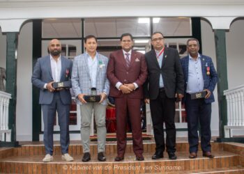 himmat 2 1536x1023 1 President Chandrikapersad Santokhi reikte op zondag 16 maart 2025 onderscheidingen uit aan leden van de Nederlandse Vriendengroep Himmat.