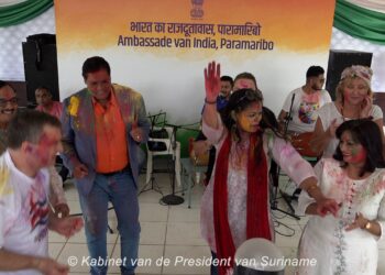 holi 2 Op uitnodiging van de Indiase ambassadeur Subhash Gupta hebben hoogwaardigheidsbekleders en diplomaten vrijdag gezamenlijk het kleurrijke Holi Phagwa-festival gevierd. De festiviteiten vonden plaats in de tuin van de ambassadeur en benadrukten de culturele verbondenheid tussen Suriname en India.
