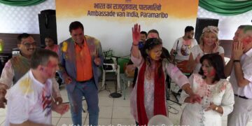 holi 2 Op uitnodiging van de Indiase ambassadeur Subhash Gupta hebben hoogwaardigheidsbekleders en diplomaten vrijdag gezamenlijk het kleurrijke Holi Phagwa-festival gevierd. De festiviteiten vonden plaats in de tuin van de ambassadeur en benadrukten de culturele verbondenheid tussen Suriname en India.