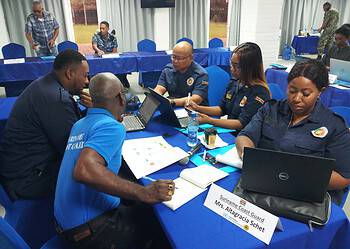 kustwachters Suriname aan het brainstormen 2 De bijeenkomst, die van 4 tot en met 6 maart 2025 plaatsvond in de multifunctionele zaal ‘Ondro Oso’ van de Maritieme Autoriteit Suriname (MAS), stond in het teken van maritieme veiligheid en internationale samenwerking.