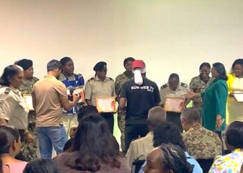 min defensie dag van de vrouw Ter gelegenheid van Internationale Vrouwendag heeft het ministerie van Defensie 24 vrouwen geëerd met een certificaat van waardering. De bijeenkomst vond plaats op vrijdag 7 maart in de multifunctionele zaal van het ministerie en stond in het teken van de rol van vrouwen binnen Defensie en hun bijdrage aan de samenleving.