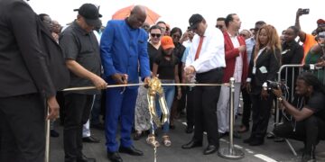opening brug De bouw van de nieuwe brug over de Saramacca Doorsteek is officieel afgerond. Minister Riad Nurmohamed benadrukt dat eerst andere bruggen moesten worden gerealiseerd voordat dit grote project kon worden aangepakt...