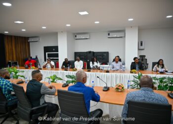 presidentiele werkgroepen Coronie en Nickerie 02 Om de ontwikkeling van de districten Coronie en Nickerie te versnellen en urgente problemen aan te pakken, heeft president Chandrikapersad Santokhi twee presidentiële werkgroepen ingesteld.