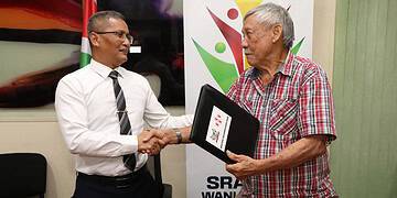 Foto ondertekening drukken stembiljetten Het ministerie van Binnenlandse Zaken heeft op 17 april 2025 officieel de opdracht voor het drukken van de stembiljetten voor de komende verkiezingen gegund aan Multiforms N.V.