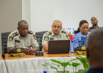 POLITIE 1 Van de zestien gemaakte afspraken tussen de regering en de veiligheidsbonden zijn inmiddels elf gerealiseerd. Dat bleek tijdens een evaluatiebijeenkomst onder leiding van president Santokhi op vrijdag 4 april op het kabinet van de president.