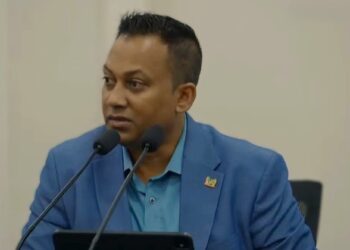 Prewien Ramadhin De regering is bezig mogelijkheden te bekijken om digitale verkeershandhaving te implementeren. Er werd de afgelopen zes maanden een pilotproject uitgevoerd, waarbij er flitsers werden geplaatst aan de Dr. Sophie Redmondstraat, die voertuigen controleerde en bestuurders op strafbare handelingen. Dit maakt directeur Prewien Ramadhin van E-Gov bekend donderdag op de regeringspersconferentie.