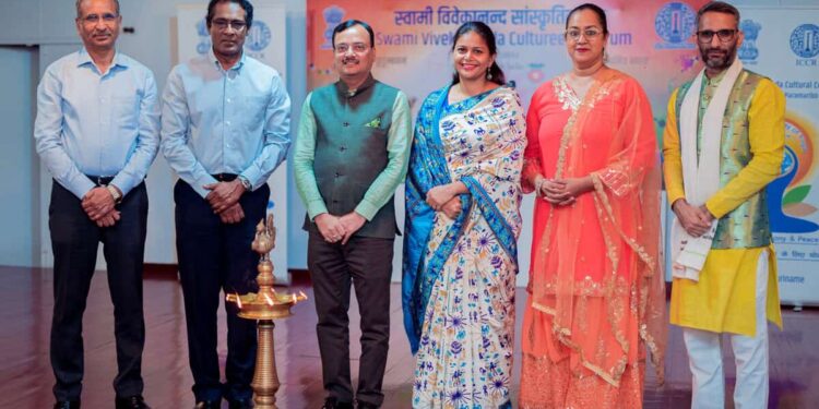 Swami Vivekananda Cultureel Centrum viert 75-jarig jubileum van ICCR 1 VSJ09764 scaled De Swami Vivekananda Cultural Centre (SVCC), onderdeel van de Indiase ambassade in Suriname, heeft op woensdag 9 april 2025 het 75-jarig jubileum van de Indian Council for Cultural Relations (ICCR) gevierd. De herdenking vond plaats in het SVCC-gebouw te Paramaribo en werd bijgewoond door Dr. Dewanchandrebhose Sharman, ondervoorzitter van De Nationale Assemblée, die als eregast aanwezig was...