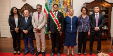 WhatsApp Image 2025 04 24 at 18.08.44 1 2048x1251 1 President Chandrikapersad Santokhi heeft tijdens een ceremonie in het presidentieel paleis zes leden van het Medisch Tuchtcollege en een advocaat-generaal bij het Hof van Justitie beëdigd.