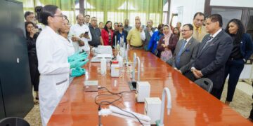 Nieuwe chemie practicumzaal van AdeKUS officieel geopend: investering in toekomst Surinaamse wetenschap